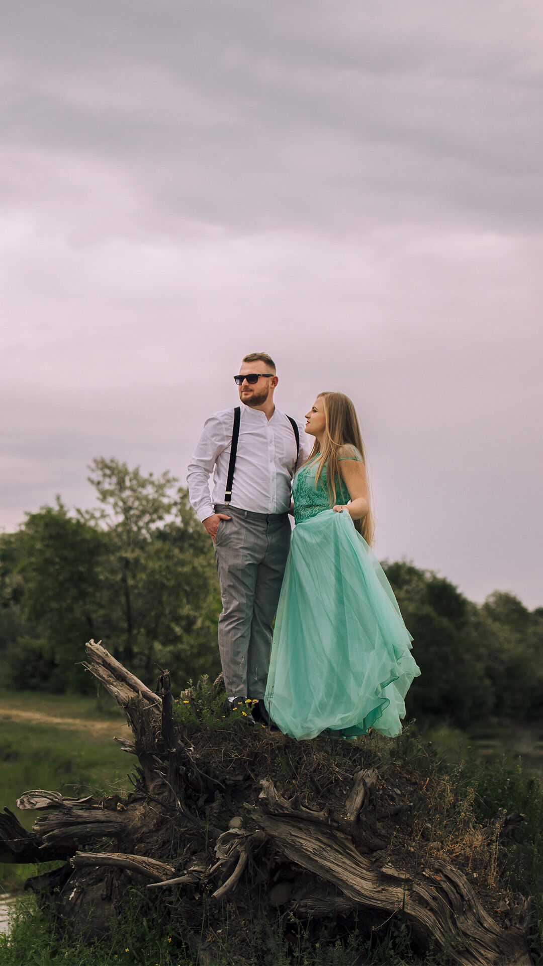  a couple poses for Pre-wedding photoshoot 